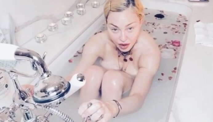 Мадонна розлютила фанів дивним відео про коронавірус - його вона записала у ванні з пелюстками троянд