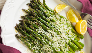 Запекаем дома спаржу с чесноком и сыром: простой рецепт закуски