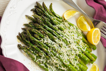 Запікаємо вдома спаржу з часником і сиром: простий рецепт закуски