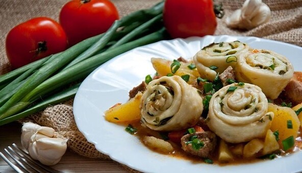 Готуємо нудлі по-українськи з тушкованою картоплею і м'ясом: покроковий рецепт і поради