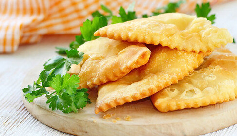 Готовим дома хрусткі чебуреки з м'ясом і зеленню: рецепт і секрети узбецької кухні