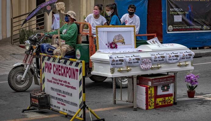 Грузовики с гробами и панический страх: как коронавирус превратил мир в 