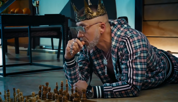 Полиграф ШарикOFF выпустил клип о коронавирусе, где исполнил практически все роли сам: видео