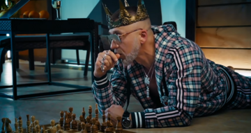 Поліграф ШарікOFF випустив кліп про коронавірус, де виконав практично всі ролі сам: відео