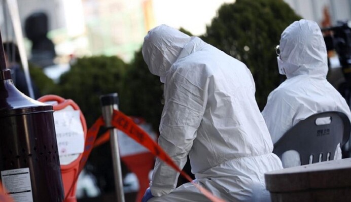 По нарушителям начинают стрелять: как мир пытается остановить коронавирус, фото и видео