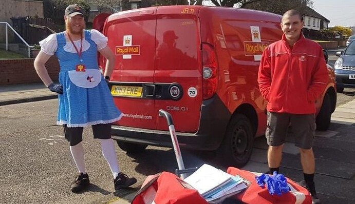 Листоноша знайшов спосіб розвеселити людей на карантині. Ідея спрацювала, і тепер він - зірка соцмереж