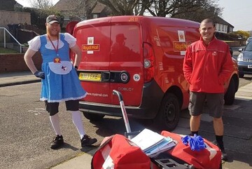 Листоноша знайшов спосіб розвеселити людей на карантині. Ідея спрацювала, і тепер він - зірка соцмереж