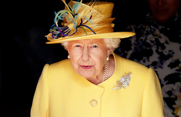 Коронавірус принца Чарльза знову зробив Єлизавету II зіркою мемів про безсмертя - ось кращі з них