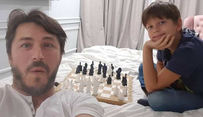 Сергей Притула повеселил фанов домашним видео - так ведущий провожает сына в школу во время карантина