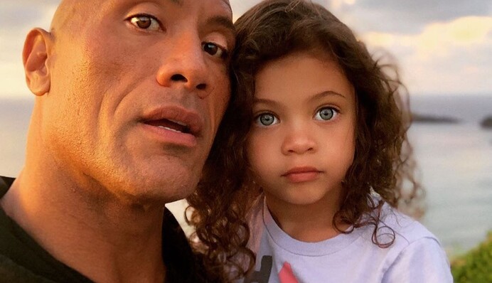 Дуэйн Джонсон умилил соцсети видео, на котором учит 4-летнюю дочь профилактике коронавируса
