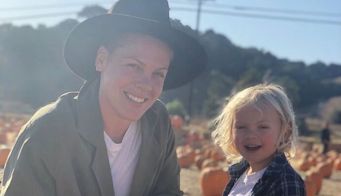 Співачка Pink повідомила про зараження коронавірусом - Covid-19 підхопив й її трирічний син