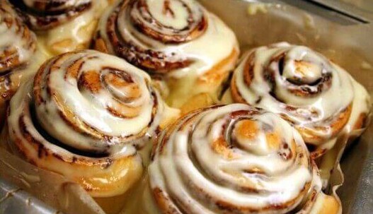 Готовим дома ніжні сіннабони з родзинками і корицею: простий рецепт випічки без хімії