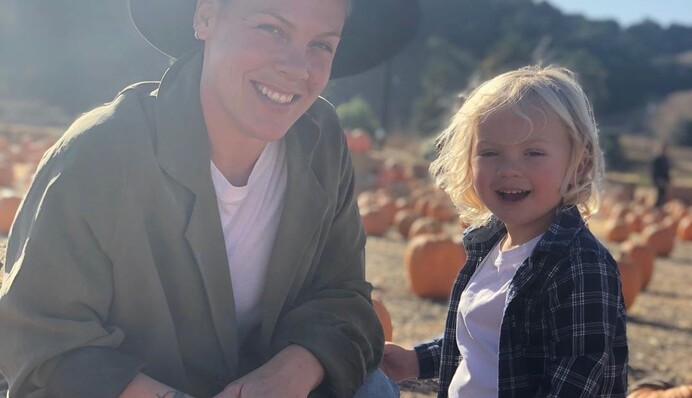 Это очень страшно: певица Пинк рассказала о симптомах коронавируса у себя и 3-летнего сына