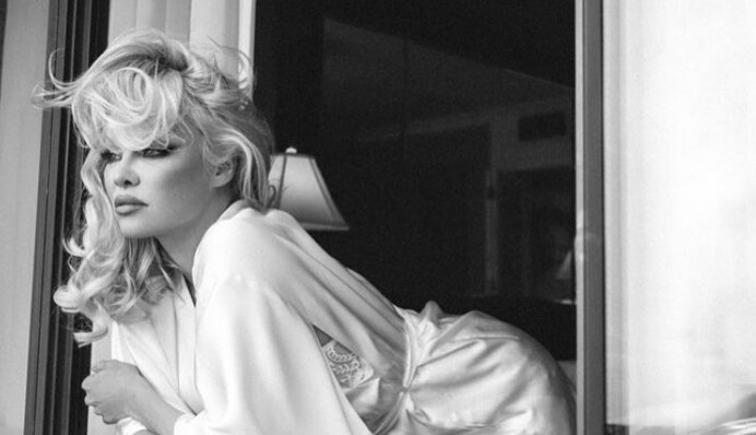 Памела Андерсон похвасталась откровенным фото, за которое могут забанить в соцсетях