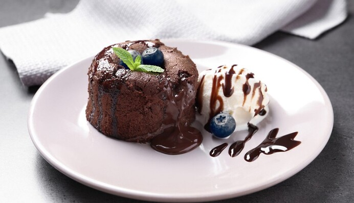 Готуємо вдома ніжний шоколадний фондан з рідкою начинкою: простий рецепт і поради