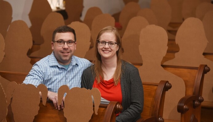 Весілля на карантині: в США пара обвінчалася в присутності картонних гостей