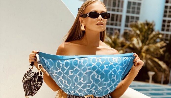 В соцсетях стал популярным модный флешмоб: люди массово одеваются в подушки