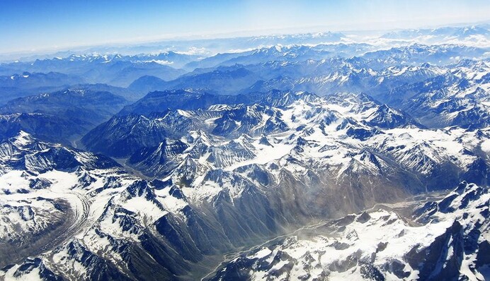 В Індії вперше за 30 років люди побачили з вікон Гімалаї. Дякують за це карантину