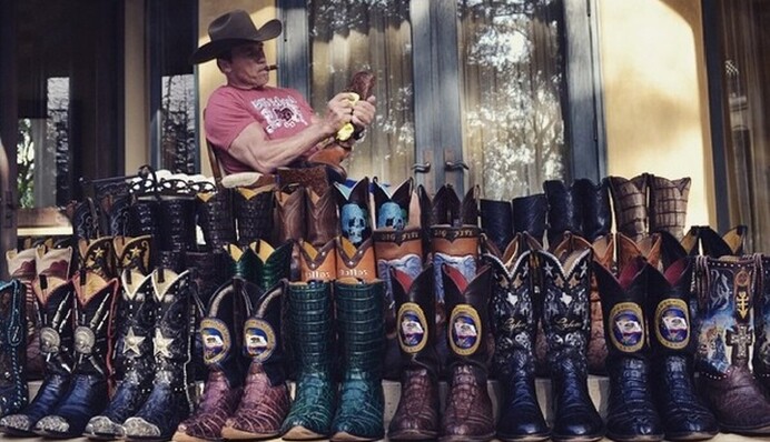 Шварценеггер розвеселив соцмережі, змусивши дочку полірувати величезну колекцію ковбойських чобіт