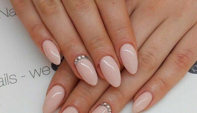 Похід в салон доведеться відкласти: 5 ідей простого манікюру в домашніх умовах