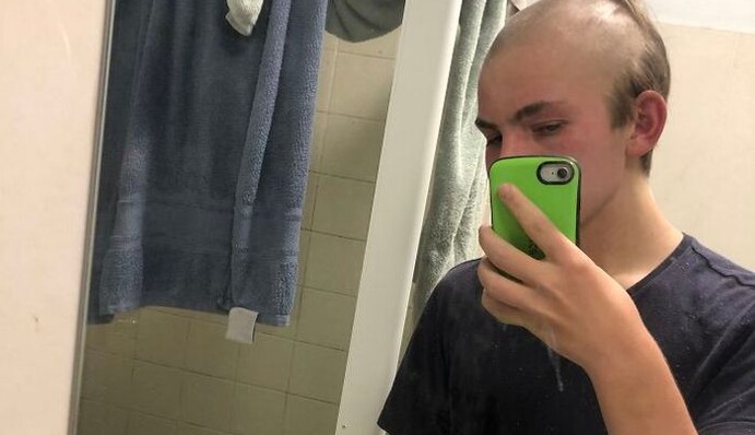 Користувачі мережі публікують свої б'юті-провали на карантині: забавні фото