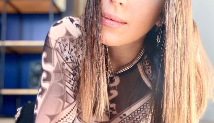 Беременная Джамала показала подросший живот в уютной домашней фотосессии