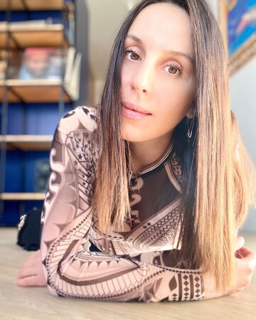 Вагітна Джамала показала чималенький живіт в затишній домашній фотосесії