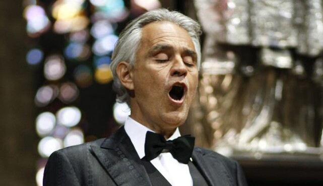 Легендарный тенор Андреа Бочелли спел в пустом Миланском соборе для миллионов зрителей: видео