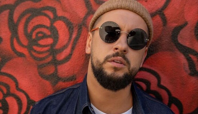 MONATIK прикрасив першу онлайн-обкладинку глянцю і розповів, як проходить його самоізоляція