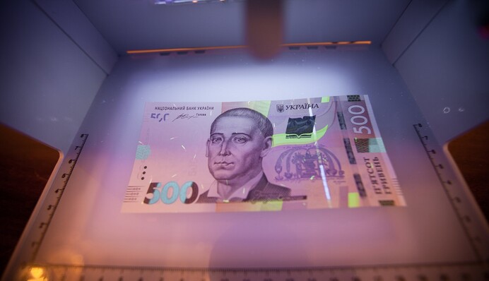 Не сорваться в пропасть: два сценария для гривны