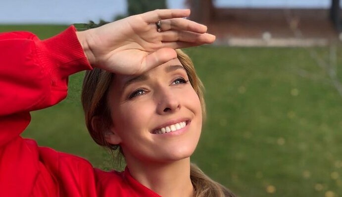 Самоизоляция - не помеха для искусства: Катя Осадчая снялась в своей первой онлайн-фотосессии