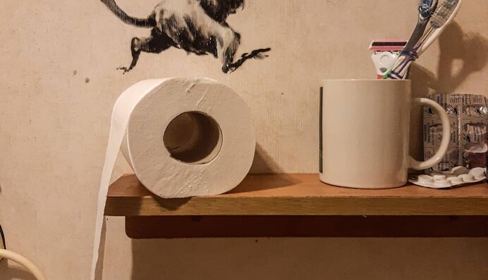 Працюю з дому: Бенксі на карантині покрив ванну малюнками щурів (фото)