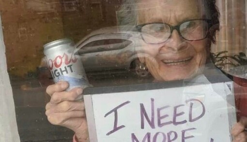 Пенсіонерка в ізоляції попросила пива - хто ж знав, що на її жарт в мережі відреагують аж так