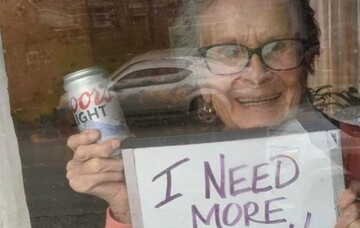 Пенсіонерка в ізоляції попросила пива - хто ж знав, що на її жарт в мережі відреагують аж так