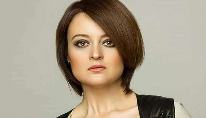 Выползала из квартиры с криками о помощи: звезда 90-х призналась в насилии со стороны отчима