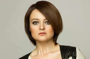 Виповзала з квартири з криками про допомогу: зірка 90-х зізналася в насильстві з боку вітчима