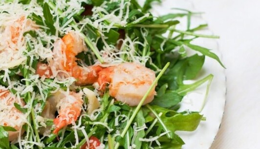 Три легких салата с рукколой для разгрузочных дней: рецепты и вкусные идеи