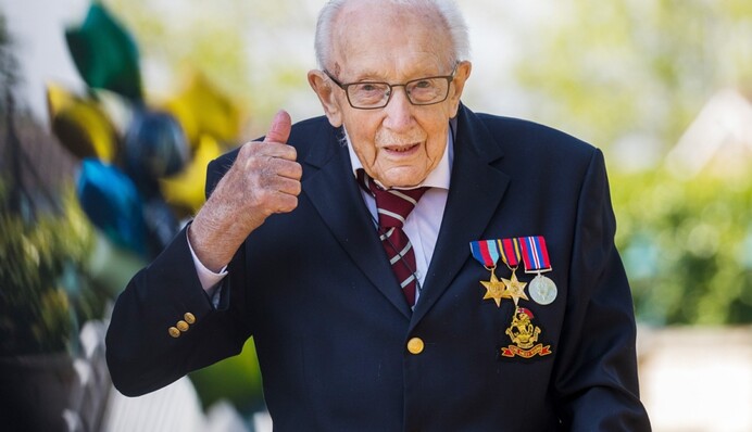 99-летний британец собрал $19 млн для врачей, пройдя 100 кругов в своем саду