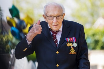 99-річний британець зібрав $ 19 млн для лікарів, пройшовши 100 кіл в своєму саду