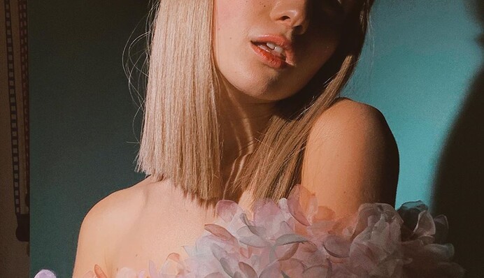 Джеррі Хейл заспівала з мамою веселу пісню про карантин і дефіцит гречки