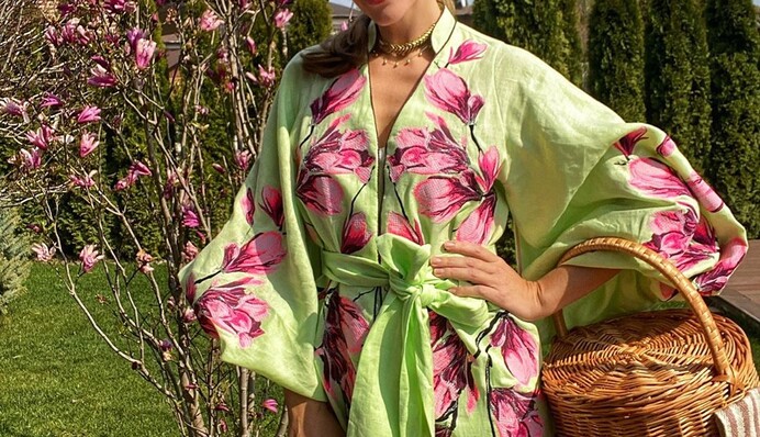 Катя Осадчая очаровала фанатов домашней фотосессией в платье с магнолиями