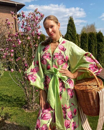 Катя Осадча зачарувала фанатів домашньою фотосесією в сукні з магноліями