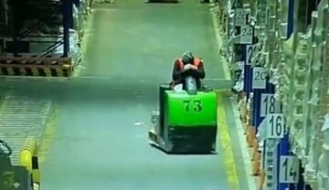 Водій навантажувача заснув за кермом і подарував інтернету новий екшен 