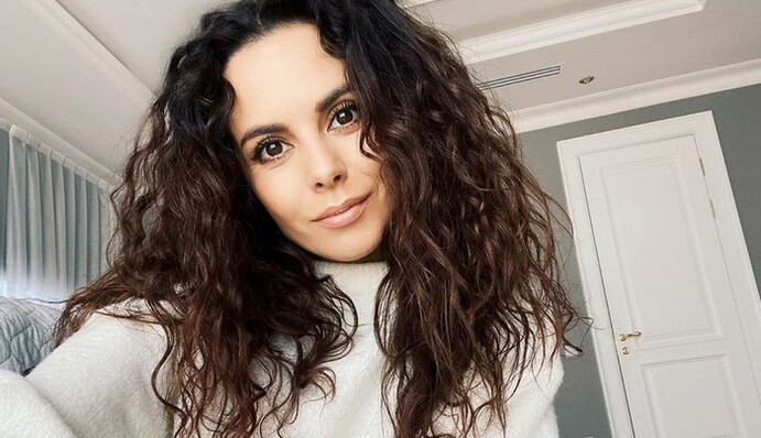 Настя Каменских поделилась с фанами домашним фото в пижаме