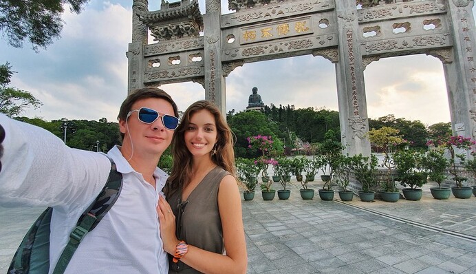 Романтика в Гонконге: молодая жена Дмитрия Комарова поделилась архивными фото с мужем