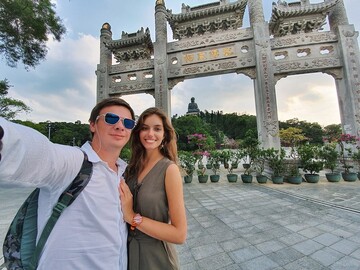 Романтика в Гонконзі: молода дружина Дмитра Комарова поділилася архівними фото з чоловіком