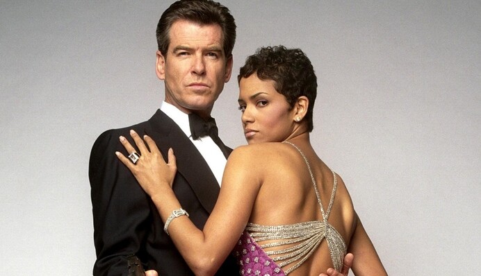 Холлі Беррі розповіла, як Пірс Броснан врятував її від удушення на зйомках 