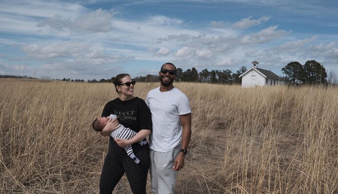 Эшли Грэм с грудным сыном снялась для модного глянца во время карантина