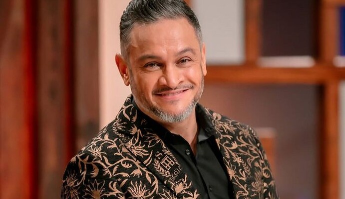 Эктор Хименес-Браво показал фото 30-летней давности - как судья 