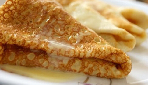 Готуємо на сніданок ніжні млинці на кефірі: простий рецепт і смачні добавки